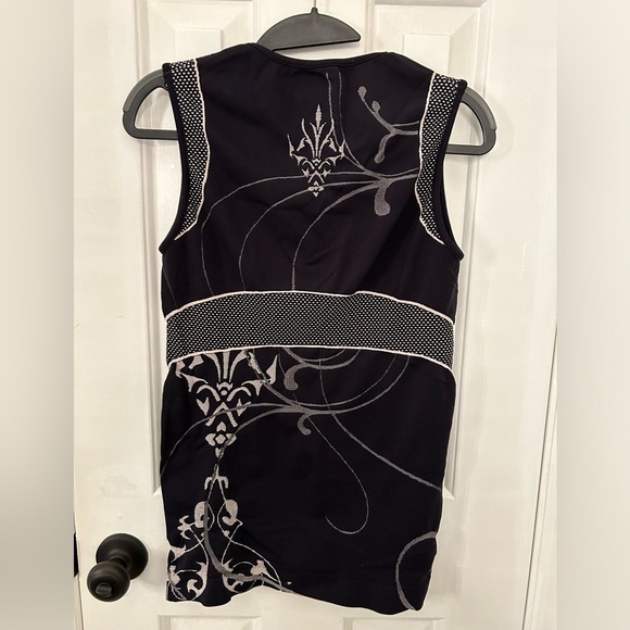 Athleta Size M Medium Black and White Stretch Tank Top - Picture 2 of 3